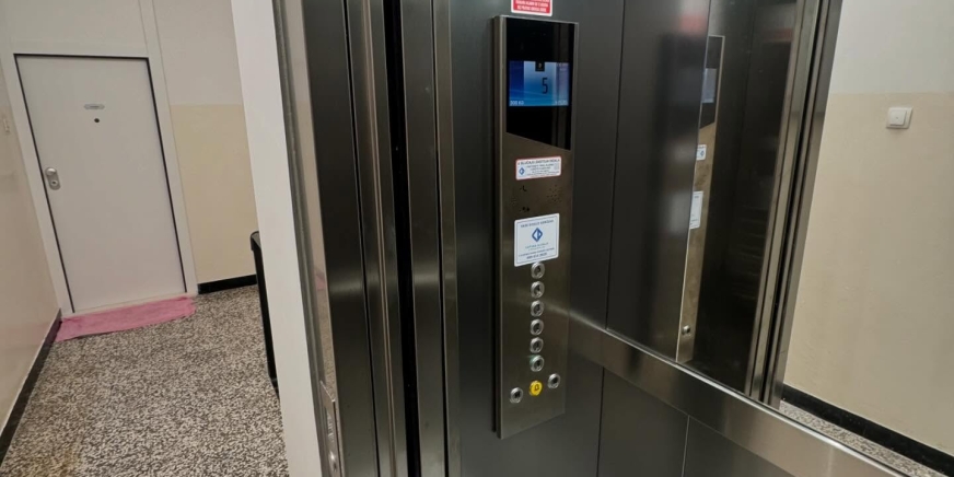 Ugradnja novog dizala koje spaja moderan dizajn i vrhunsku funkcionalnost u Slavonskoj 3 u Splitu